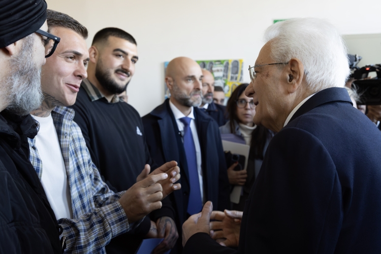 Il Presidente della Repubblica Sergio Mattarella saluta detenuti ed ex detenuti della Casa circondariale maschile di Rebibbia

