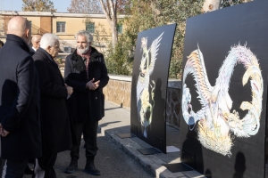 Il Presidente della Repubblica Sergio Mattarella con Marcello Smarrelli, curatore artistico, ed Eugenio Tibaldi, artista e ideatore dell’opera
