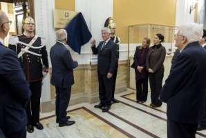 Il Presidente Sergio Mattarella assiste allo scoprimento della targa intitolata a De Gasperim in occasione della cerimonia di intitolazione alla memoria di De Gasperi della Sala del Consiglio del Palazzo del Viminale