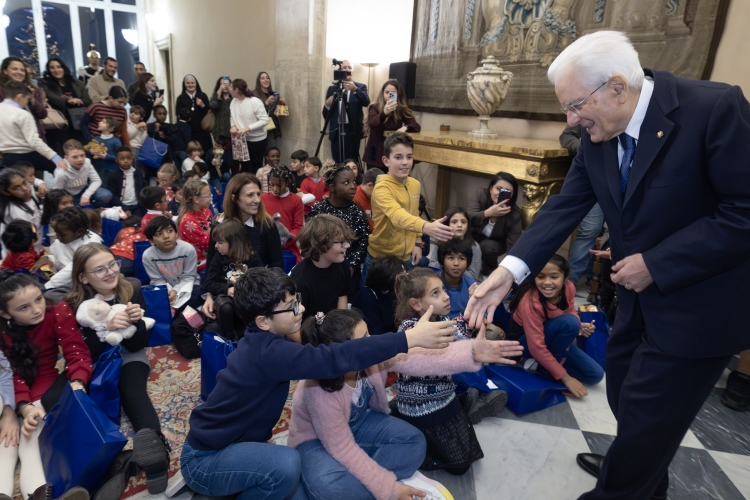 Il Presidente Sergio Mattarella in occasione dell'incontro con i bambini delle case famiglia

