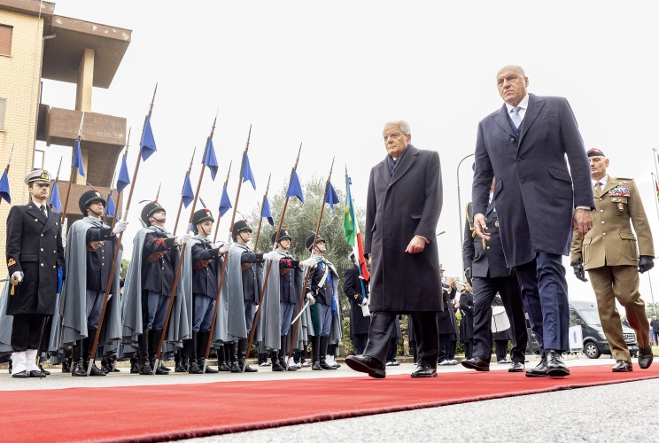 Il Presidente Sergio Mattarella con Guido Crosetto, Ministro della difesa, alla sede del Comando Operativo di Vertice Interforze in occasione del collegamento in videoconferenza per rivolgere gli auguri ai contingenti militari italiani impegnati nei teatri di operazioni internazionali