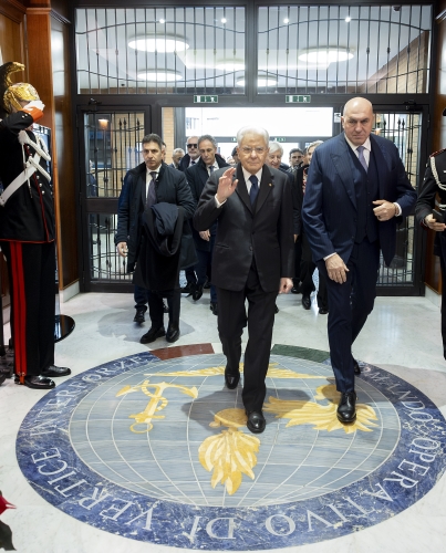 Il Presidente Sergio Mattarella con Guido Crosetto, Ministro della difesa, alla sede del Comando Operativo di Vertice Interforze in occasione del collegamento in videoconferenza per rivolgere gli auguri ai contingenti militari italiani impegnati nei teatri di operazioni internazionali