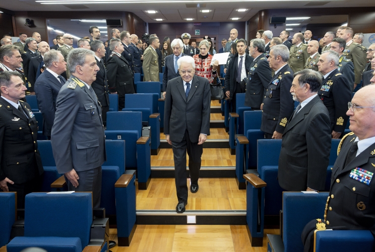 Il Presidente Sergio Mattarella alla sede del Comando Operativo di Vertice Interforze in occasione del collegamento in videoconferenza per rivolgere gli auguri ai contingenti militari italiani impegnati nei teatri di operazioni internazionali