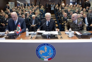 Il Presidente Sergio Mattarella con Guido Crosetto, Ministro della difesa e il Gen. Luciano Portolano, Capo di stato maggiore della difesa, alla sede del Comando Operativo di Vertice Interforze in occasione del collegamento in videoconferenza per rivolgere gli auguri ai contingenti militari italiani impegnati nei teatri di operazioni internazionali