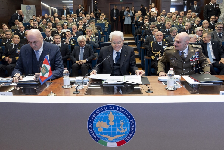 Il Presidente Sergio Mattarella con Guido Crosetto, Ministro della difesa e il Gen. Luciano Portolano, Capo di stato maggiore della difesa, alla sede del Comando Operativo di Vertice Interforze in occasione del collegamento in videoconferenza per rivolgere gli auguri ai contingenti militari italiani impegnati nei teatri di operazioni internazionali