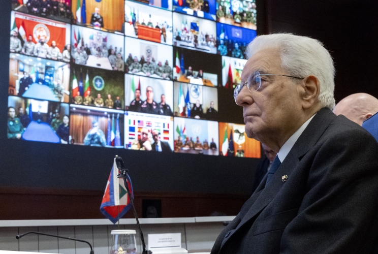Il Presidente Sergio Mattarella alla sede del Comando Operativo di Vertice Interforze in occasione del collegamento in videoconferenza per rivolgere gli auguri ai contingenti militari italiani impegnati nei teatri di operazioni internazionali