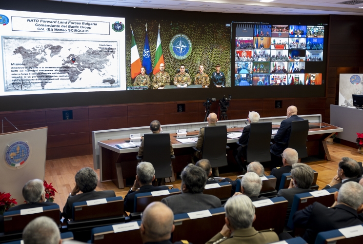 Il Presidente Sergio Mattarella alla sede del Comando Operativo di Vertice Interforze in occasione del collegamento in videoconferenza per rivolgere gli auguri ai contingenti militari italiani impegnati nei teatri di operazioni internazionali