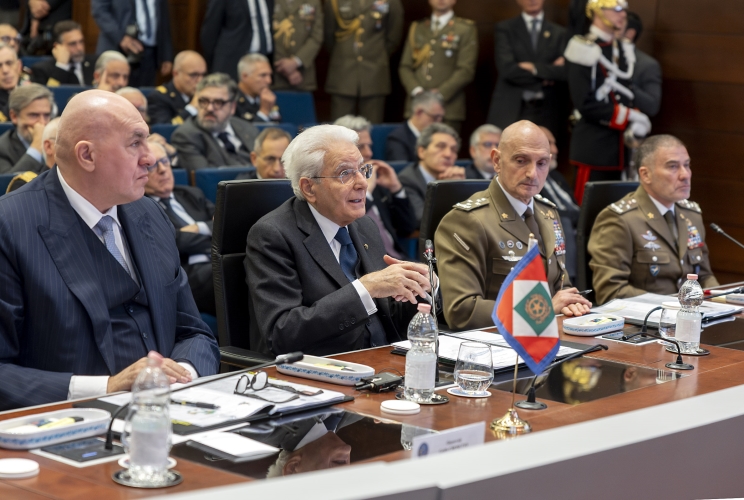 Il Presidente Sergio Mattarella alla sede del Comando Operativo di Vertice Interforze in occasione del collegamento in videoconferenza per rivolgere gli auguri ai contingenti militari italiani impegnati nei teatri di operazioni internazionali