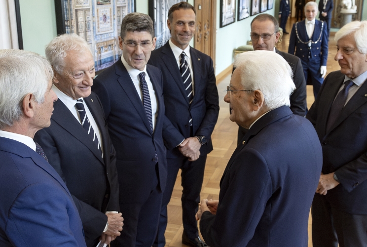 Il Presidente Sergio Mattarella con Andrea Abodi, Ministro per lo sport e i giovani, Luciano Buonfiglio, Presidente del Comitato Olimpico Nazionale Italiano, Marco Giunio De Sanctis, Presidente Marco Giunio De Sanctis, Presidente del Comitato Italiano Paralimpico, in occasione della cerimonia di consegna della bandiera agli atleti italiani in partenza per i Giochi Olimpici e Paralimpici di Milano-Cortina 2026