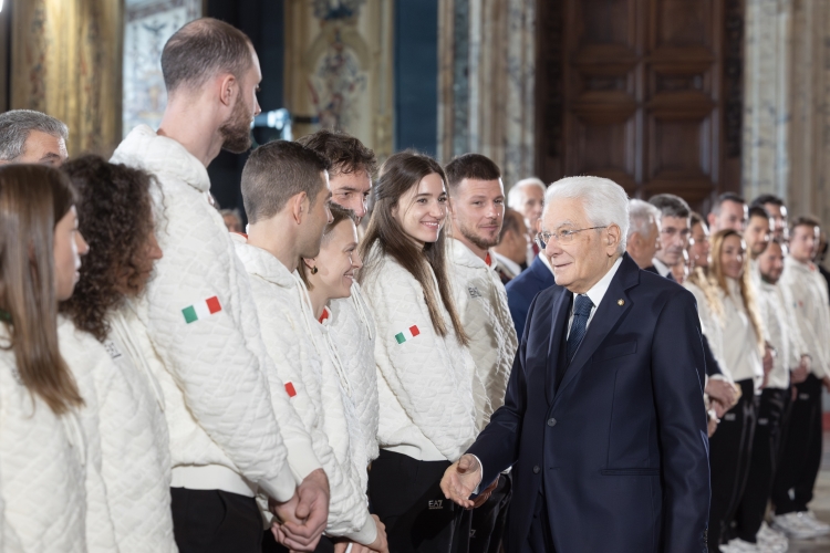 Il Presidente Sergio Mattarella in occasione della consegna la Bandiera agli Alfieri della squadra olimpica  
