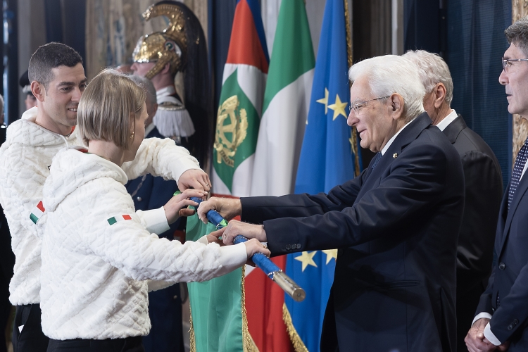 Il Presidente della Repubblica Sergio Mattarella consegna la Bandiera agli Alfieri della squadra olimpica: Arianna Fontana, Federico Pellegrino 