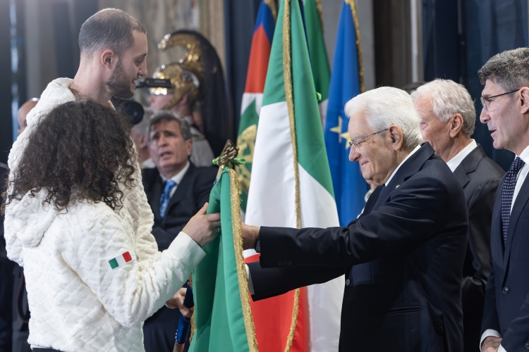 Il Presidente della Repubblica Sergio Mattarella consegna la Bandiera agli Alfieri della squadra olimpica: Amos Mosaner e Federica Brignone 
