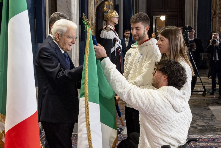 Il Presidente della Repubblica Sergio Mattarella consegna la Bandiera agli Alfieri della squadra paralimpica: René De Silvestro e Chiara Mazzel