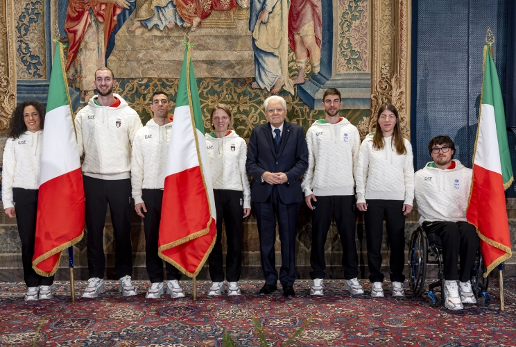Il Presidente Sergio Mattarella con gli Alfieri della squadra olimpica e paralimpica