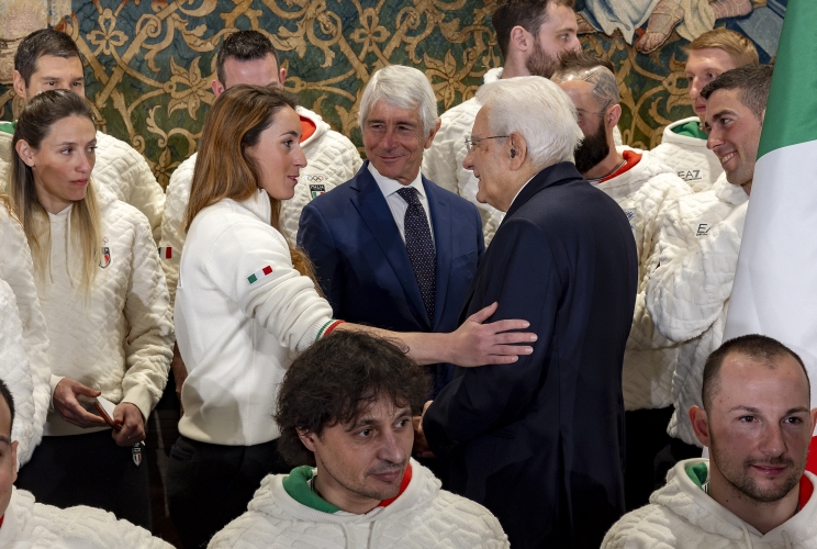 Il Presidente Sergio Mattarella con Sofia Goggia, al termine della cerimonia di consegna della bandiera agli atleti italiani in partenza per i Giochi Olimpici e Paralimpici di Milano-Cortina 2026