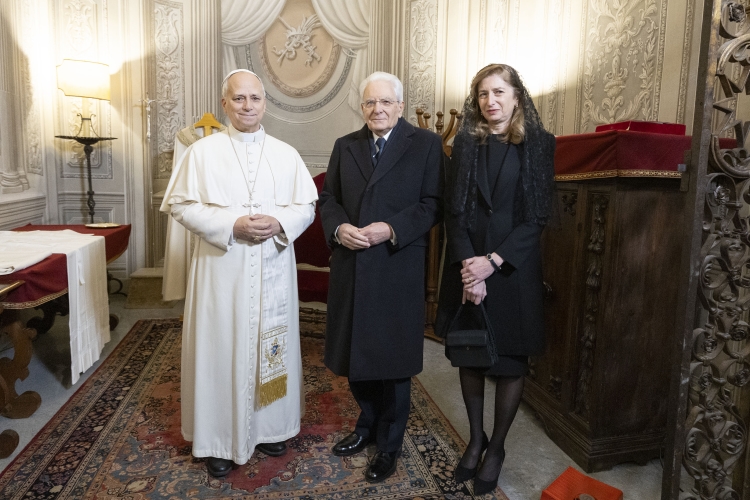 Il Presidente della Repubblica Sergio Mattarella e la Sig.ra Laura con Papa Leone XIV, in occasione del Rito di chiusura della Porta Santa e alla Santa Messa nella Solennità dell’Epifania del Signore
