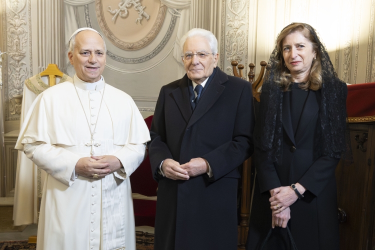 Il Presidente della Repubblica Sergio Mattarella e la Sig.ra Laura con Papa Leone XIV, in occasione del Rito di chiusura della Porta Santa e alla Santa Messa nella Solennità dell’Epifania del Signore
