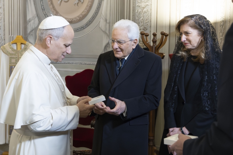 Il Presidente della Repubblica Sergio Mattarella e la Sig.ra Laura con Papa Leone XIV, in occasione del Rito di chiusura della Porta Santa e alla Santa Messa nella Solennità dell’Epifania del Signore
