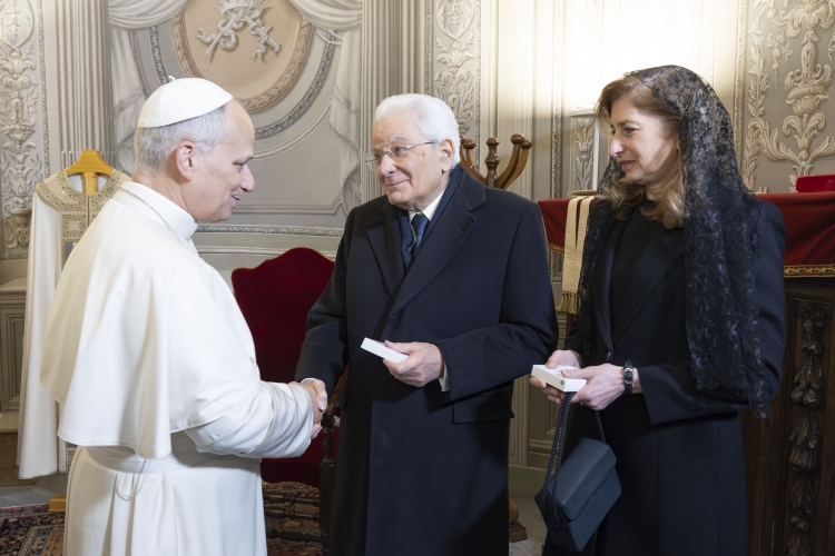Il Presidente della Repubblica Sergio Mattarella e la Sig.ra Laura con Papa Leone XIV, in occasione del Rito di chiusura della Porta Santa e alla Santa Messa nella Solennità dell’Epifania del Signore
