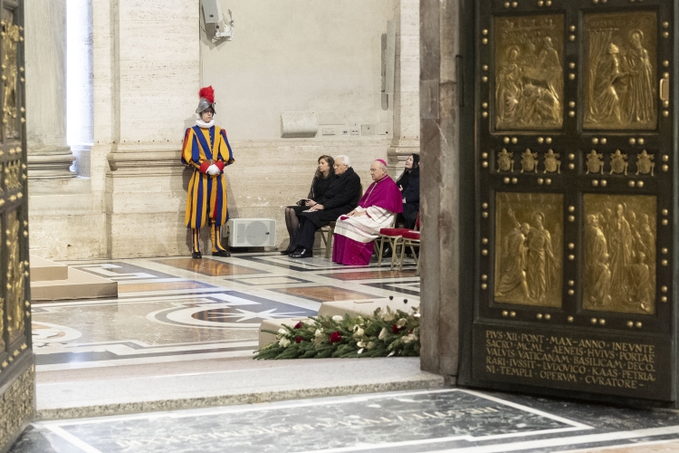 Il Presidente della Repubblica Sergio Mattarella e la Sig.ra Laura in occasione del Rito di chiusura della Porta Santa e alla Santa Messa nella Solennità dell’Epifania del Signore
