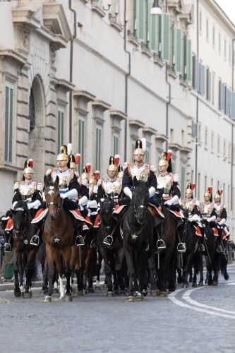 Cambio della Guardia solenne con lo schieramento e lo sfilamento del Reggimento Corazzieri e della Fanfara del IV Reggimento Carabinieri a cavallo in occasione della Festa del Tricolore
