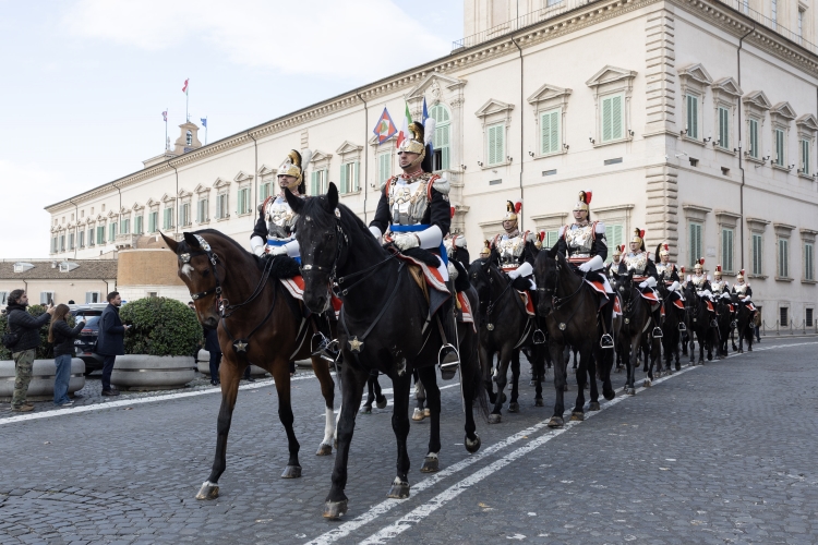 Cambio della Guardia solenne con lo schieramento e lo sfilamento del Reggimento Corazzieri e della Fanfara del IV Reggimento Carabinieri a cavallo in occasione della Festa del Tricolore
