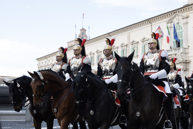 Cambio della Guardia solenne con lo schieramento e lo sfilamento del Reggimento Corazzieri e della Fanfara del IV Reggimento Carabinieri a cavallo in occasione della Festa del Tricolore
