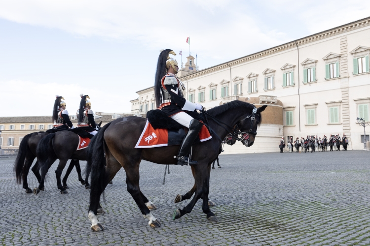 Cambio della Guardia solenne con lo schieramento e lo sfilamento del Reggimento Corazzieri e della Fanfara del IV Reggimento Carabinieri a cavallo in occasione della Festa del Tricolore

