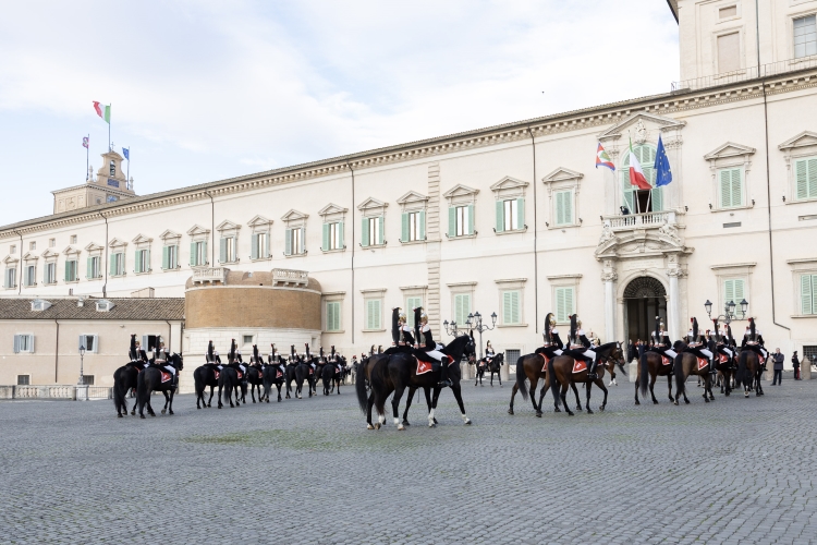 Cambio della Guardia solenne con lo schieramento e lo sfilamento del Reggimento Corazzieri e della Fanfara del IV Reggimento Carabinieri a cavallo in occasione della Festa del Tricolore
