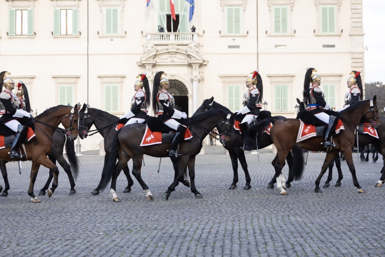 Cambio della Guardia solenne con lo schieramento e lo sfilamento del Reggimento Corazzieri e della Fanfara del IV Reggimento Carabinieri a cavallo in occasione della Festa del Tricolore
