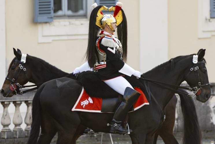 Cambio della Guardia solenne con lo schieramento e lo sfilamento del Reggimento Corazzieri e della Fanfara del IV Reggimento Carabinieri a cavallo in occasione della Festa del Tricolore
