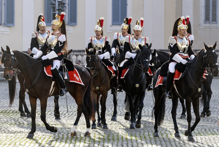 Cambio della Guardia solenne con lo schieramento e lo sfilamento del Reggimento Corazzieri e della Fanfara del IV Reggimento Carabinieri a cavallo in occasione della Festa del Tricolore