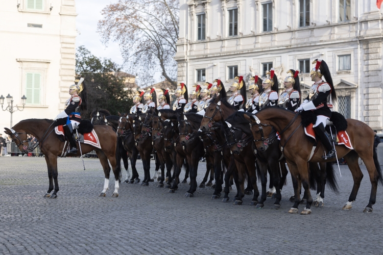 Cambio della Guardia solenne con lo schieramento e lo sfilamento del Reggimento Corazzieri e della Fanfara del IV Reggimento Carabinieri a cavallo in occasione della Festa del Tricolore
