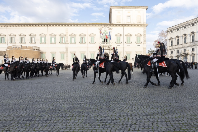 Cambio della Guardia solenne con lo schieramento e lo sfilamento del Reggimento Corazzieri e della Fanfara del IV Reggimento Carabinieri a cavallo in occasione della Festa del Tricolore
