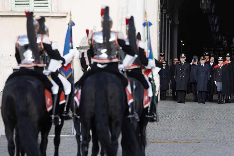 Cambio della Guardia solenne con lo schieramento e lo sfilamento del Reggimento Corazzieri e della Fanfara del IV Reggimento Carabinieri a cavallo in occasione della Festa del Tricolore
