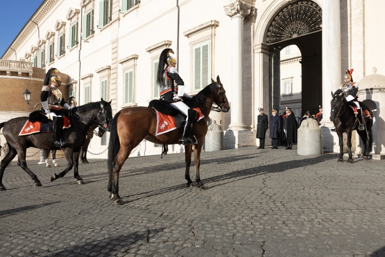 Cambio della Guardia solenne con lo schieramento e lo sfilamento del Reggimento Corazzieri e della Fanfara del IV Reggimento Carabinieri a cavallo in occasione della Festa del Tricolore
