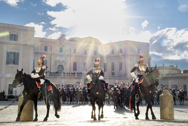 Cambio della Guardia solenne con lo schieramento e lo sfilamento del Reggimento Corazzieri e della Fanfara del IV Reggimento Carabinieri a cavallo in occasione della Festa del Tricolore