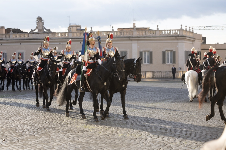Cambio della Guardia solenne con lo schieramento e lo sfilamento del Reggimento Corazzieri e della Fanfara del IV Reggimento Carabinieri a cavallo in occasione della Festa del Tricolore
