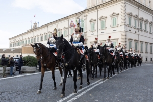 Cambio della Guardia solenne con lo schieramento e lo sfilamento del Reggimento Corazzieri e della Fanfara del IV Reggimento Carabinieri a cavallo in occasione della Festa del Tricolore
