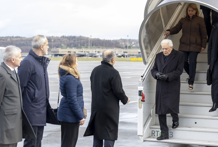Il Presidente della Repubblica Sergio Mattarella al suo arrivo all'aeroporto di  Zurigo, in occasione della cerimonia in memoria delle vittime dell'incendio di Crans-Montana