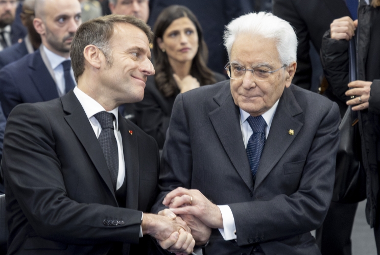 Il Presidente della Repubblica Sergio Mattarella con il Presidente della Repubblica Francese Emmanuel Macron, alla cerimonia ufficiale in memoria delle vittime dell'incendio di Crans-Montana