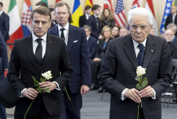 Il Presidente della Repubblica Sergio Mattarella con il Presidente della Repubblica Francese Emmanuel Macron, alla cerimonia ufficiale in memoria delle vittime dell'incendio di Crans-Montana