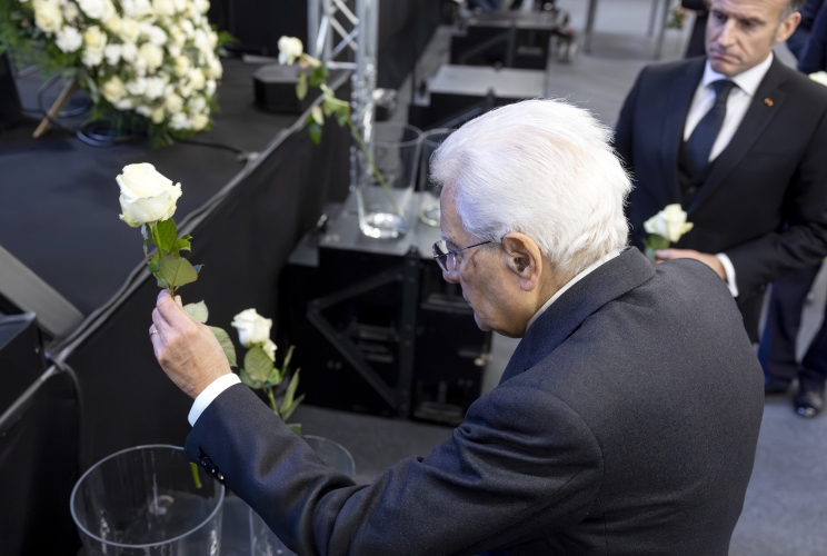 Il Presidente della Repubblica Sergio Mattarella depone una rosa al termine della cerimonia ufficiale in memoria delle vittime dell'incendio di Crans-Montana