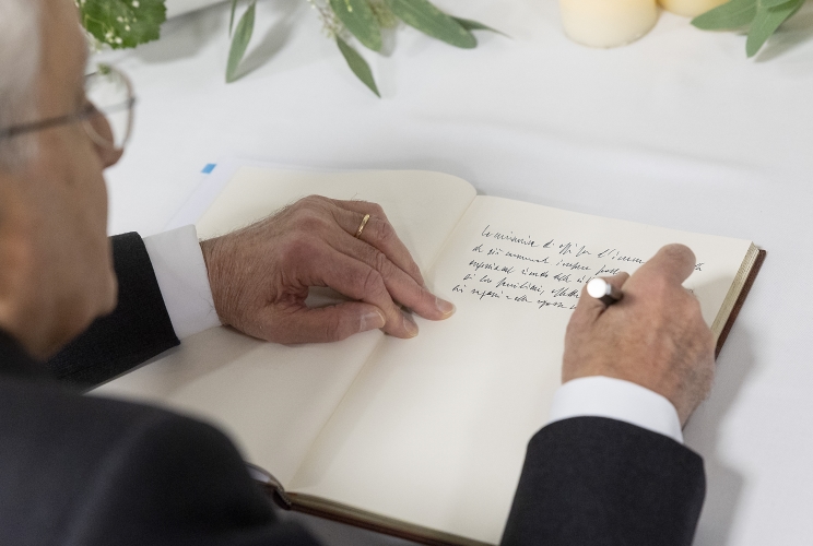 Il Presidente della Repubblica Sergio Mattarella firma il Libro delle Condoglianze, a margine della cerimonia ufficiale in memoria delle vittime dell'incendio di Crans-Montana