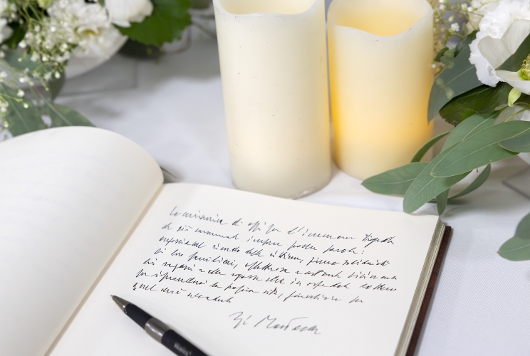 Il Presidente della Repubblica Sergio Mattarella firma il Libro delle Condoglianze, a margine della cerimonia ufficiale in memoria delle vittime dell'incendio di Crans-Montana