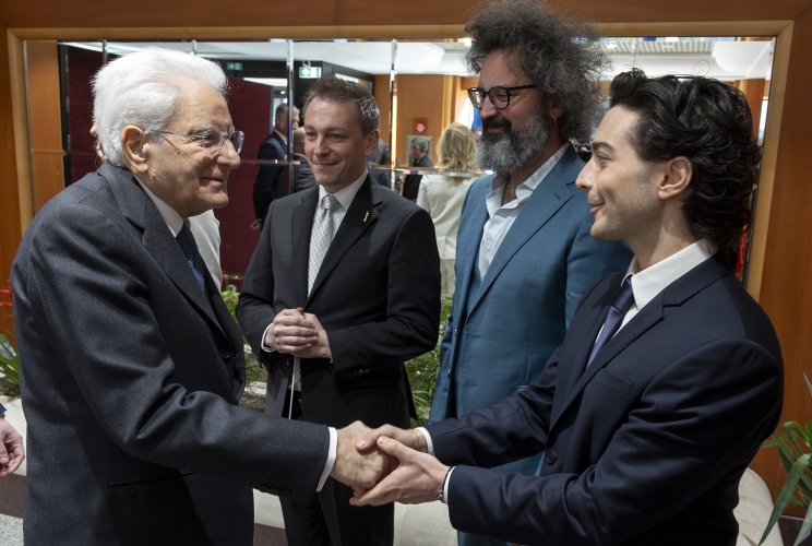 Il Presidente della Repubblica Sergio Mattarella saluta Gianluca Ginoble, Simone Cristicchi e il maestro Fabrizio Mancinelli, in occasione della cerimonia d’inaugurazione di L’Aquila capitale italiana della cultura 2026