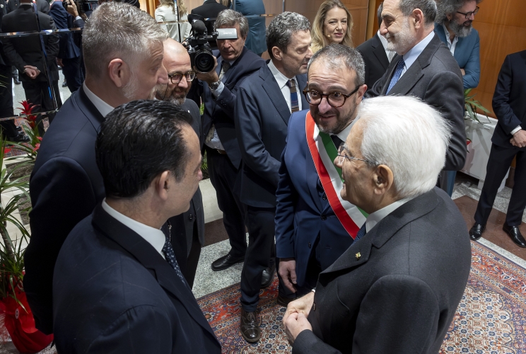 Il Presidente della Repubblica Sergio Mattarella con le autorità presenti alla cerimonia d’inaugurazione di L’Aquila capitale italiana della cultura 2026
