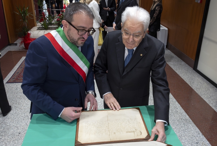 Il Presidente della Repubblica Sergio Mattarella riceve da Pierluigi Biondi, Sindaco dell’Aquila, una copia anastatica della Bolla del Perdono di Celestino V, in occasione della cerimonia d’inaugurazione di L’Aquila capitale italiana della cultura 2026