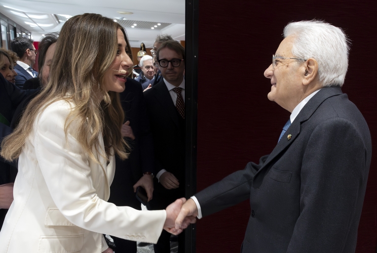 Il Presidente della Repubblica Sergio Mattarella saluta la giornalista Francesca Fagnani, presentatrice della cerimonia d’inaugurazione di L’Aquila capitale italiana della cultura 2026