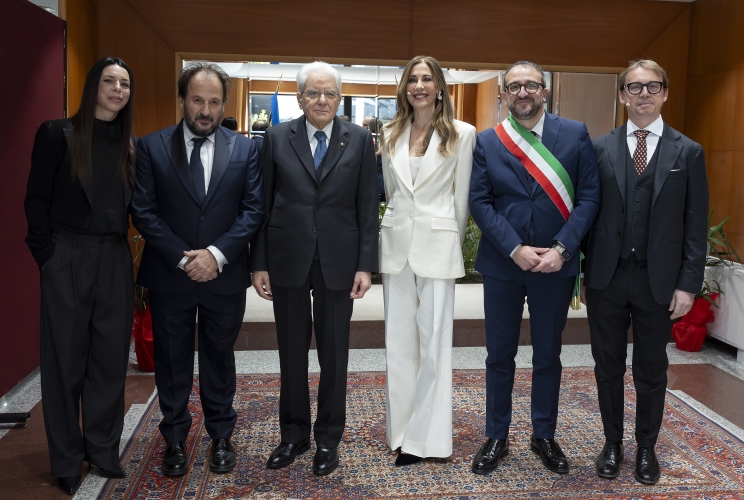 Il Presidente della Repubblica Sergio Mattarella alla cerimonia d’inaugurazione di L’ Aquila capitale italiana della cultura 2026,  con Amara,  il Maestro Leonardo De Amicis, Francesca Fagnani, il Sindaco de L'Aquila Pierluigi Biondi e Paride Vitale